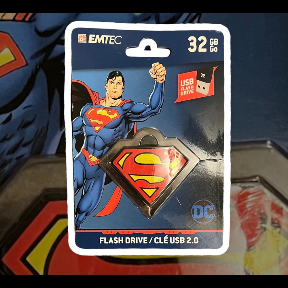 DC comics Superman flash drive. Has 32gb, flash drive
